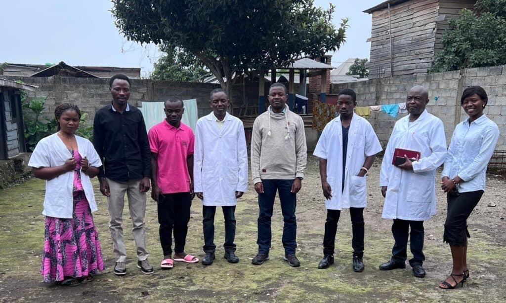 Hands & Feet - Groep mensen uit Congo staan klaar voor een portretfoto